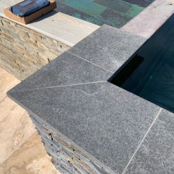 Margelle de piscine Basalte 60x30x3 cm Bord Droit - Ti'ma Stone