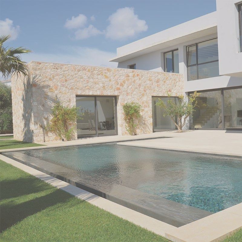 Margelles de piscine en pierre beige