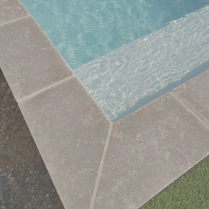 Margelles de piscine en pierre grise