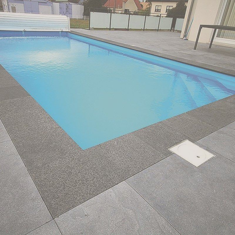 Margelles de piscine en pierre noire