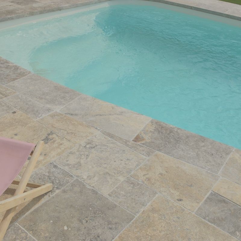 Margelles de piscine en travertin gris