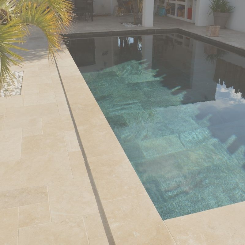 Margelles de piscine en travertin beige