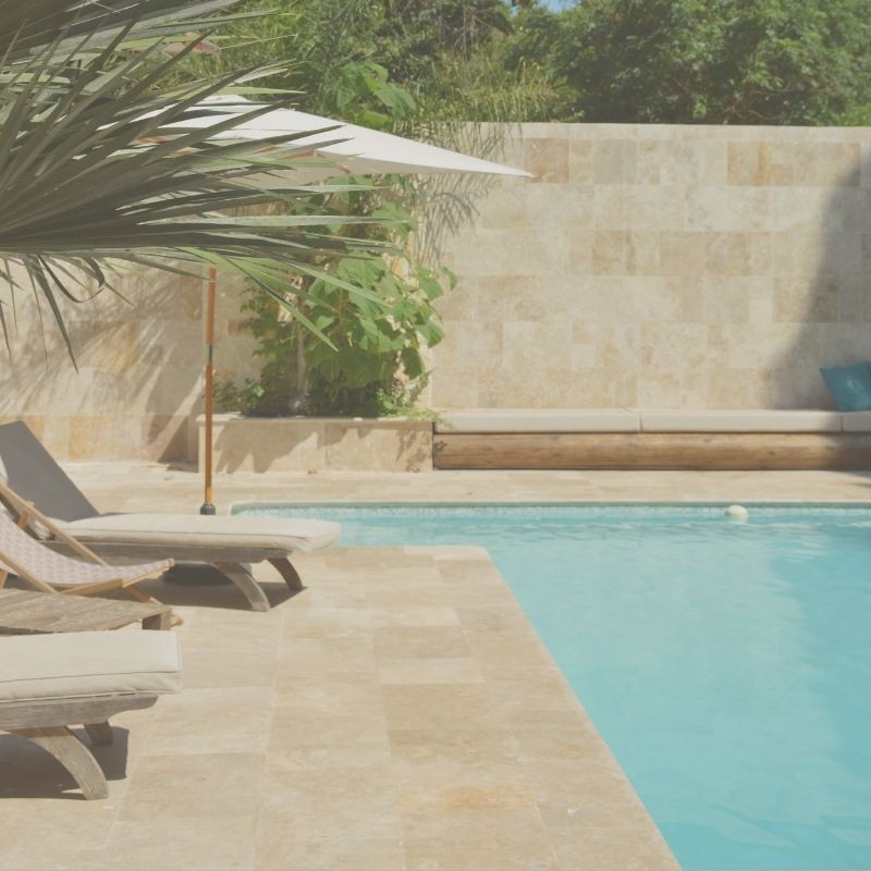 Carrelage travertin piscine