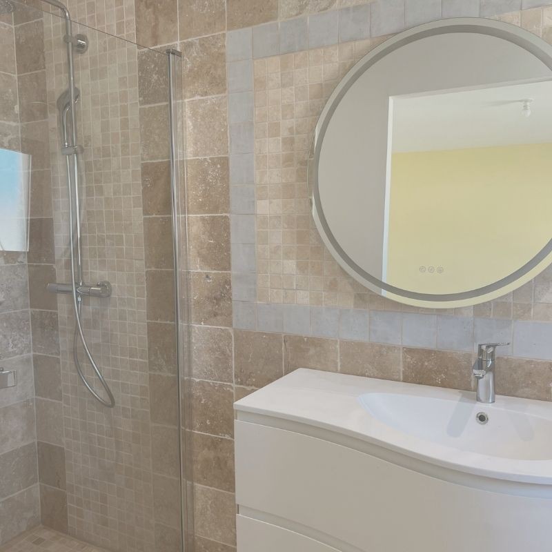 Carrelage travertin Salle de bain