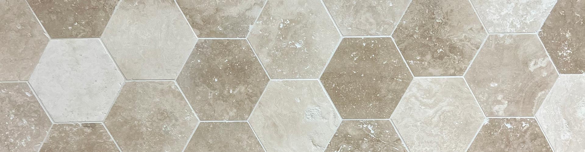 Focus sur des carreaux hexagonal en travertin Focus travertin