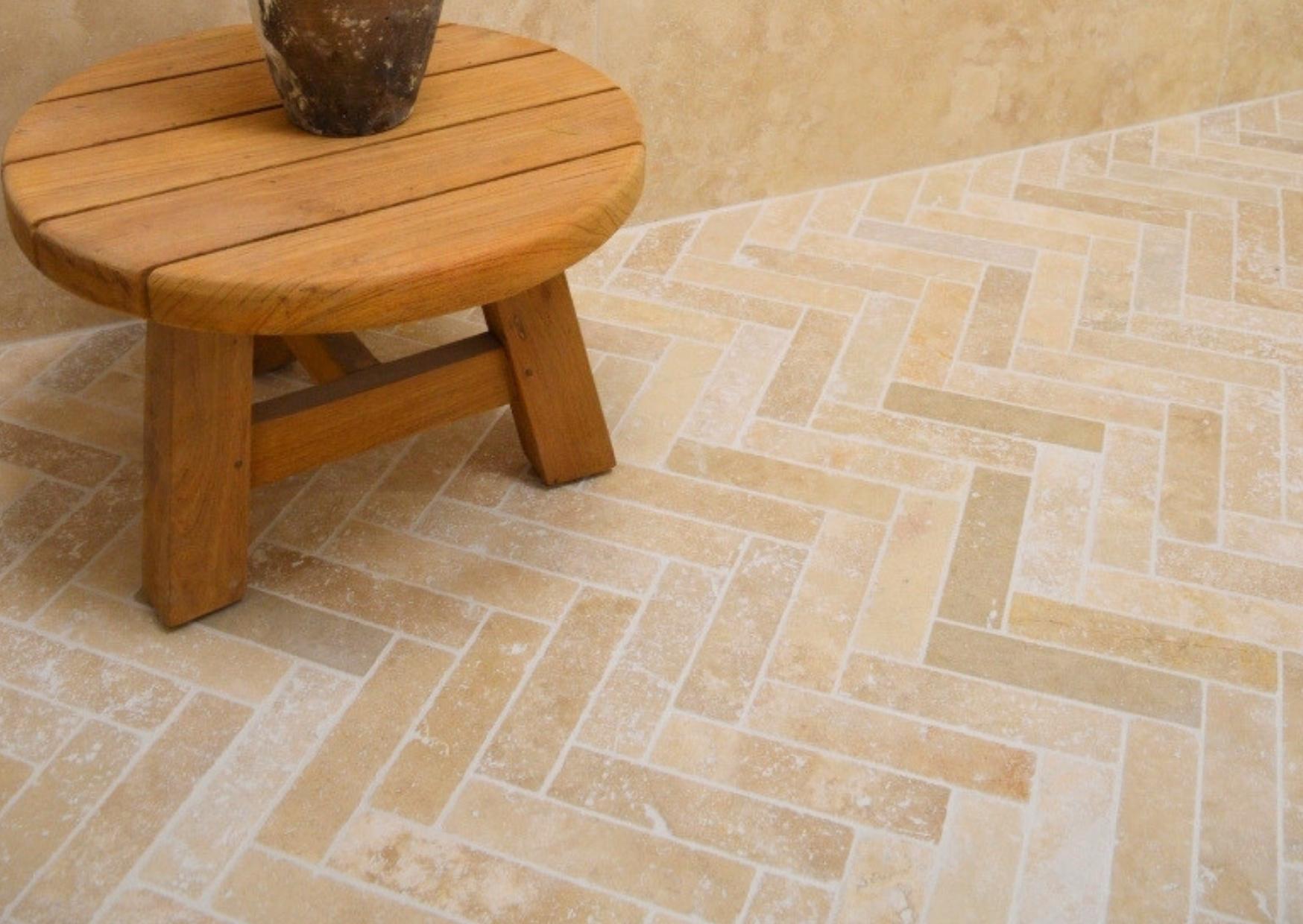 Chevron Travertin Beige Clair 1er choix Vieilli - 20,3x5x1 cm