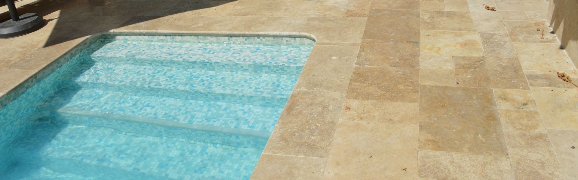 Carrelage travertin piscine