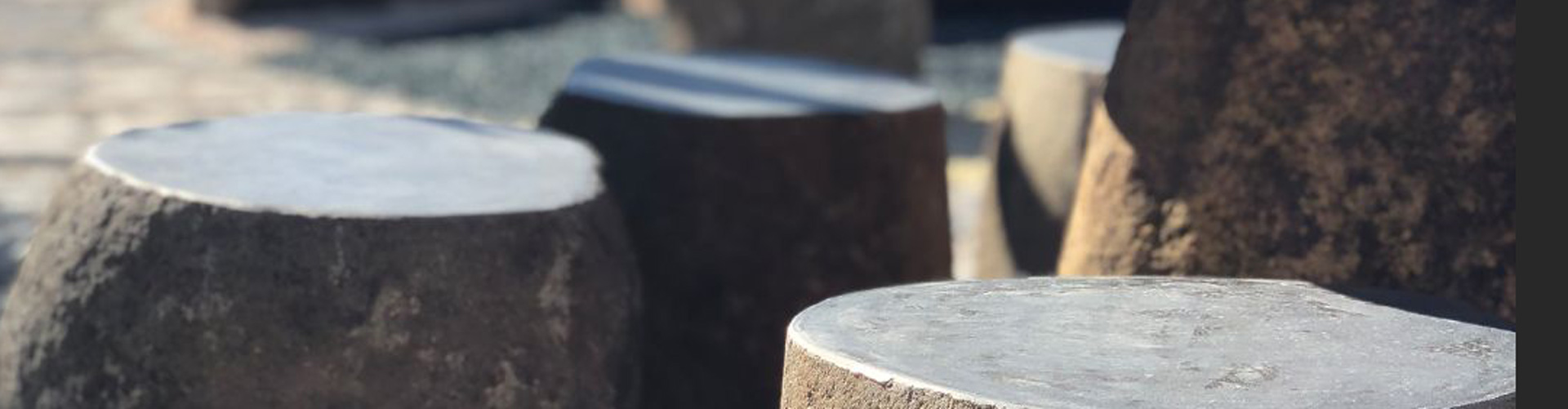 Focus sur des tabourets en pierre Tabouret