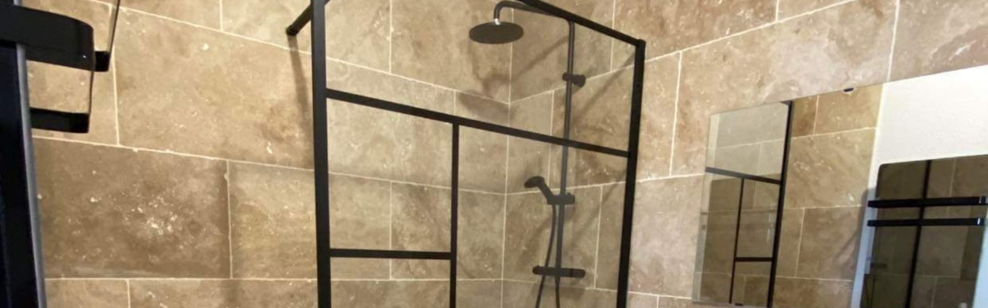 Salle de bain carrelage travertin en pierre naturelle Carrelage pierre salle de bain