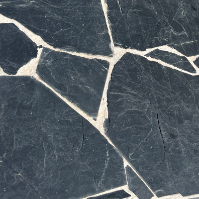 echantillons-pierres-naturelles-ARDOISENOIRE Échantillons de différentes pierres naturelles disponibles, présentant des variations de couleurs, de textures et de finitions pour aider au choix du matériau.