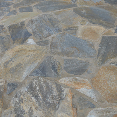 echantillons-pierres-naturelles-BLUESTONE Échantillons de différentes pierres naturelles disponibles, présentant des variations de couleurs, de textures et de finitions pour aider au choix du matériau.