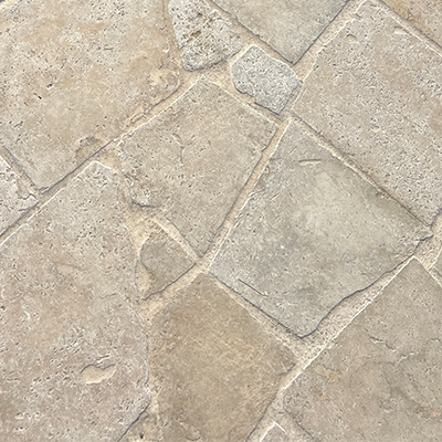 echantillons-pierres-naturelles-TRAVERTIN Échantillons de différentes pierres naturelles disponibles, présentant des variations de couleurs, de textures et de finitions pour aider au choix du matériau.