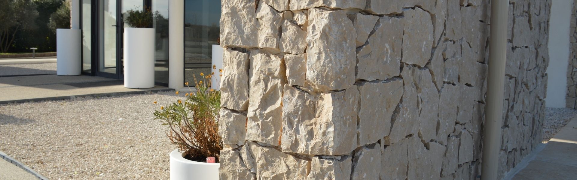 Mur d’accent habillé avec un parement en pierre naturelle mur-accent-parement-pierre-naturelle