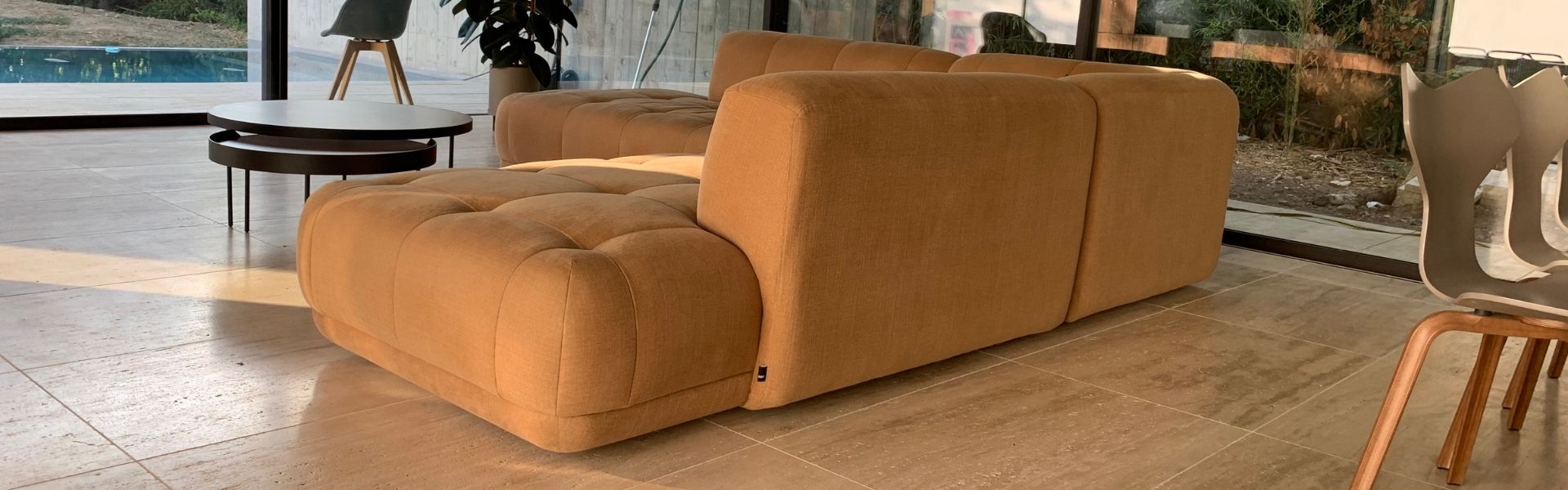 Salon moderne avec dallage en pierre naturelle