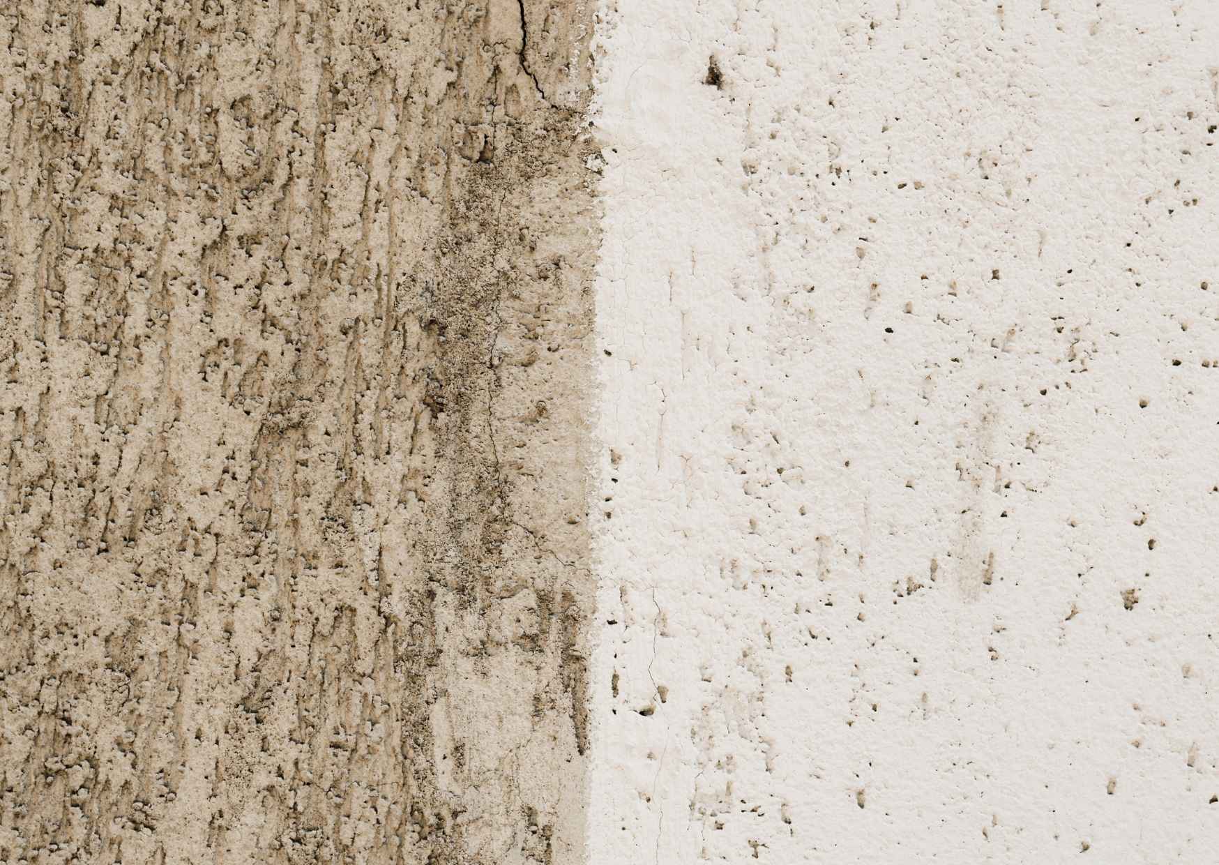 Travertin avant et après nettoyage Comparaison entre une surface de travertin propre et brillante et une surface de travertin noircie et encrassée, mettant en évidence la différence d’entretien et d’état de la pierre naturelle