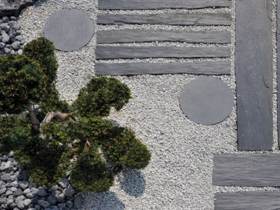 Pas japonais en pierre naturelle : créer une belle allée de jardin !